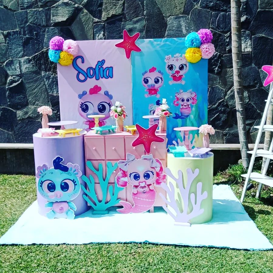 Decoración de fondo marino con personajes sirena para el cumpleaños de Sofía