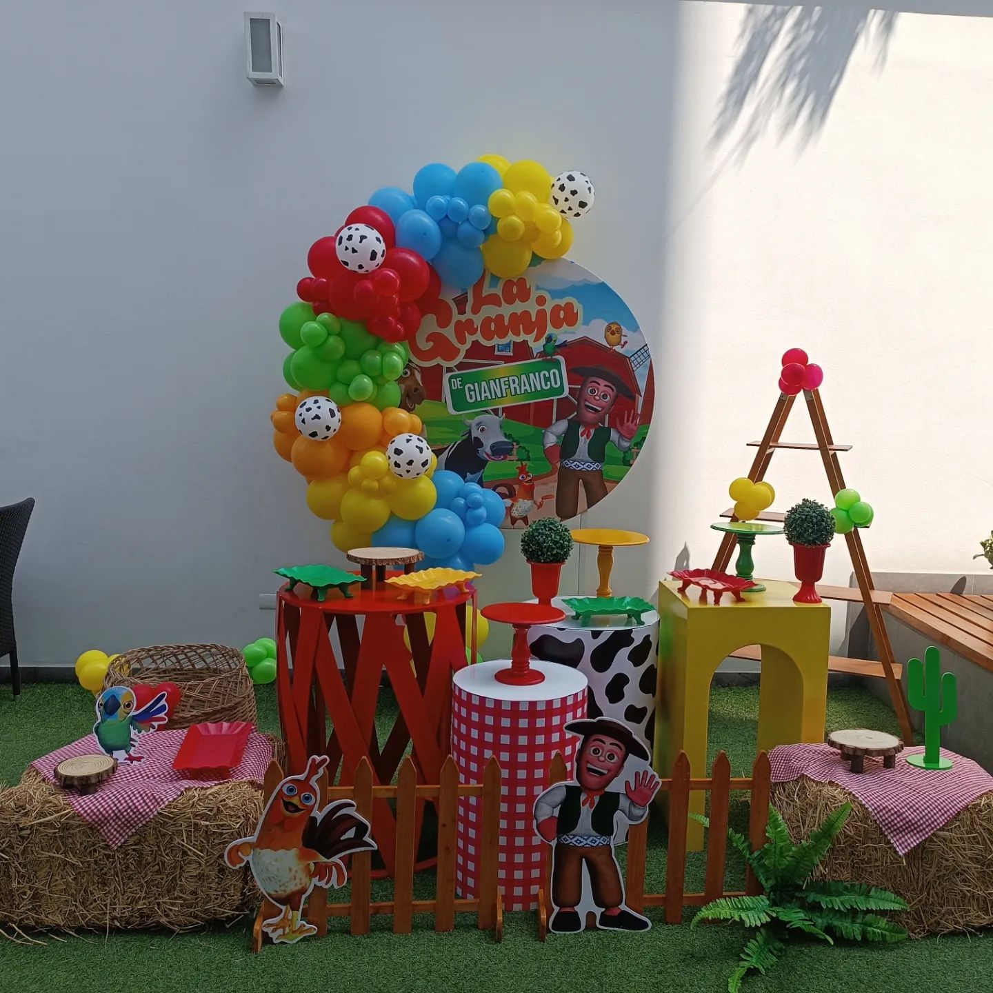 Decoración temática La Granja con globos de colores para el cumpleaños de Gianfranco