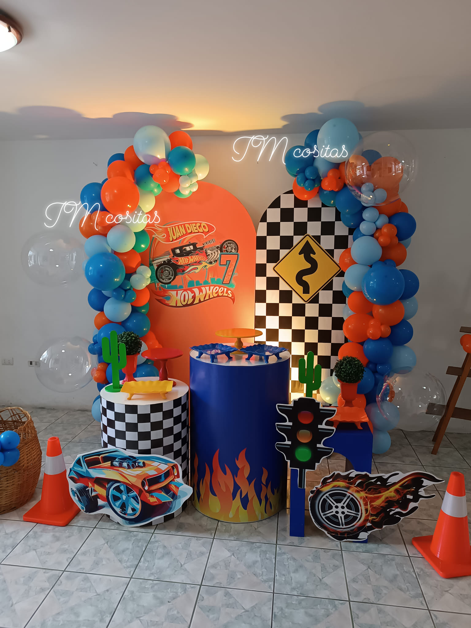 Decoración temática Hot Wheels realizada por TM Cositas para un cumpleaños infantil
