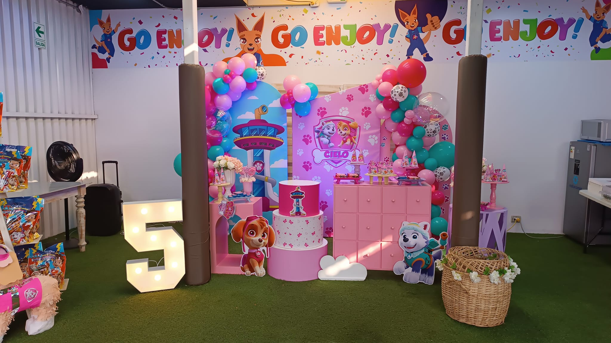 Decoración temática Paw Patrol en tonos rosa y turquesa para el cumpleaños de Cielo