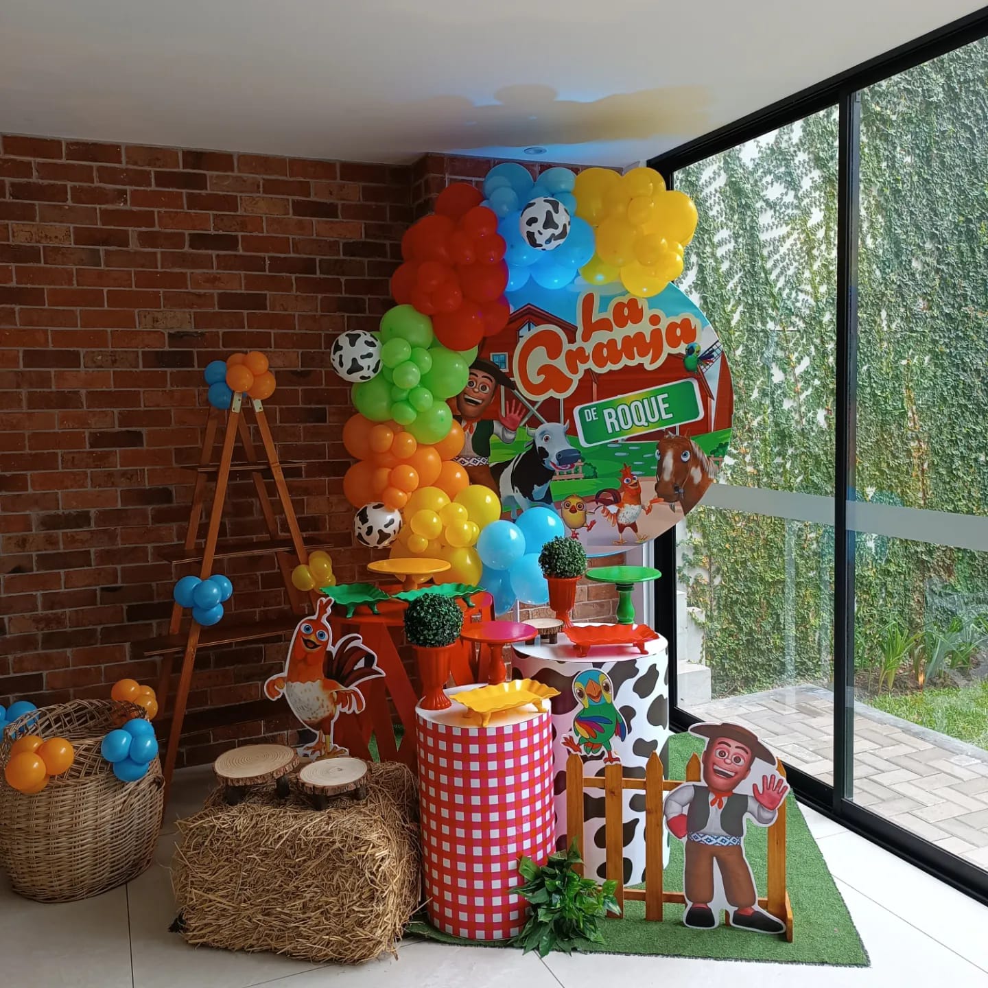 Decoración temática La Granja con arco de globos para el cumpleaños de Roque