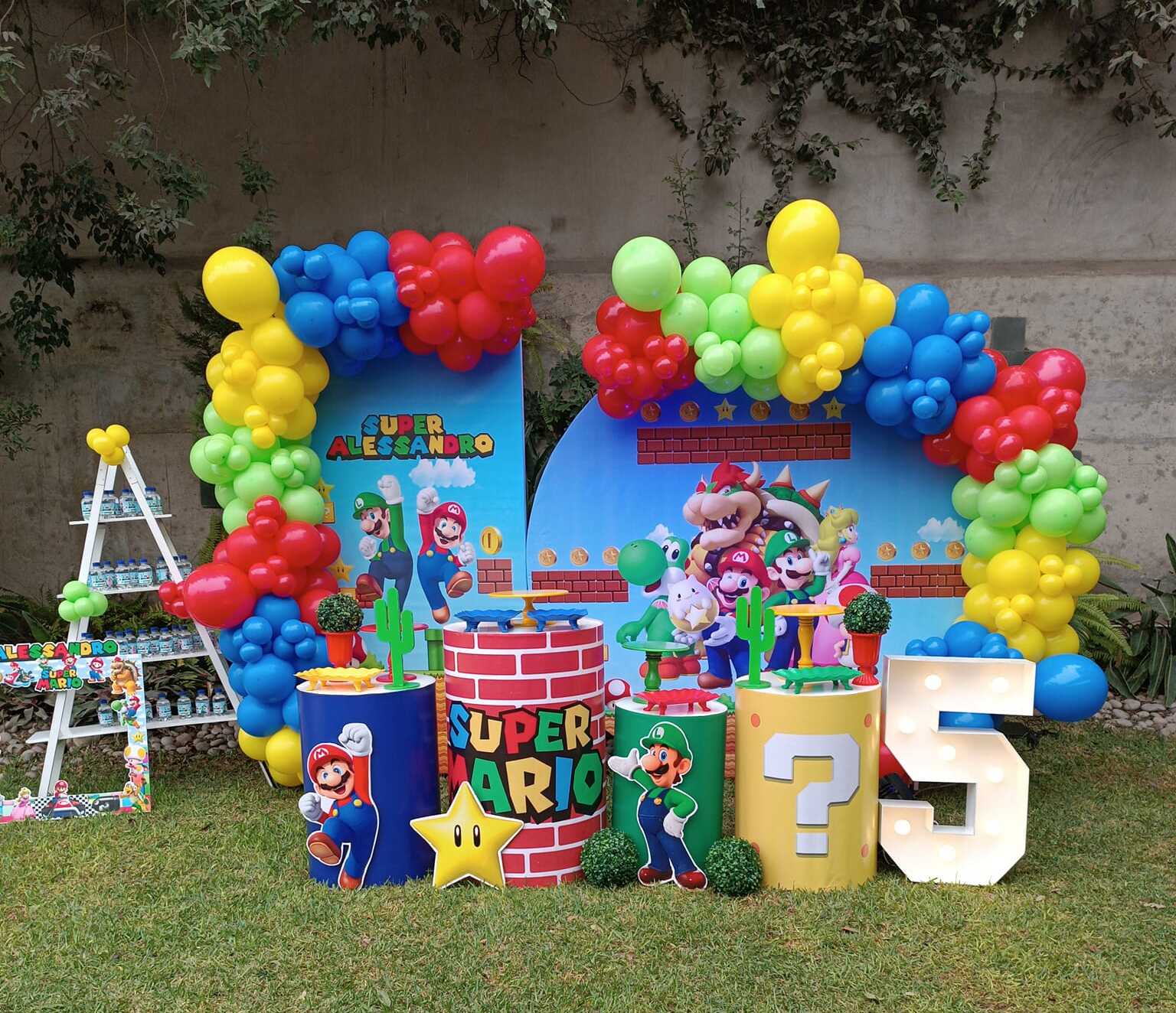 Arco de globos y mesa temática Súper Mario para el cumpleaños de Alessandro